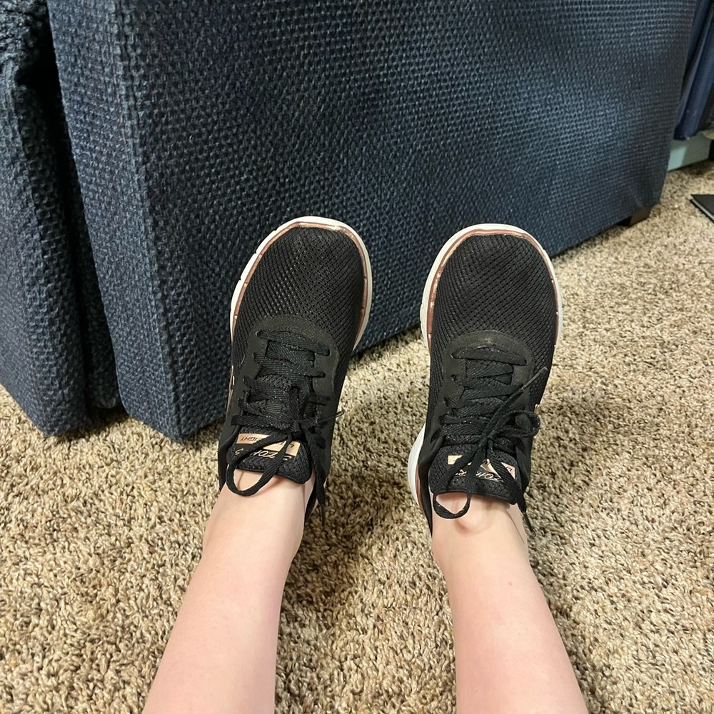 Sketchers tennis shoe